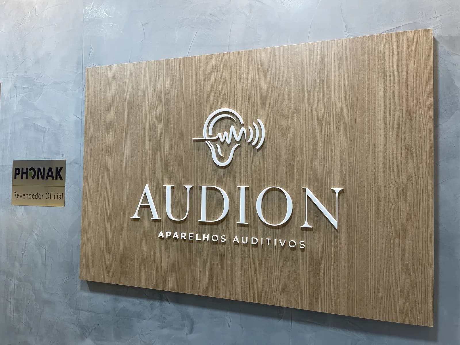 Letreiro Audion em destaque na parede da recepção